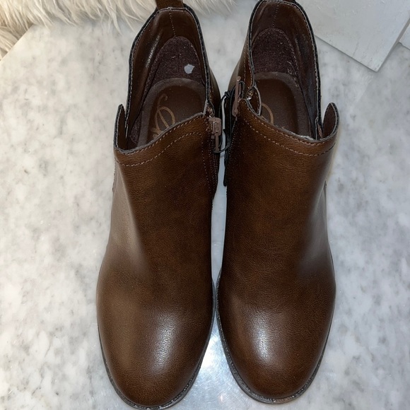 NEW! American Rag Cadee Ankle Booties Brown - Picture 8 of 12